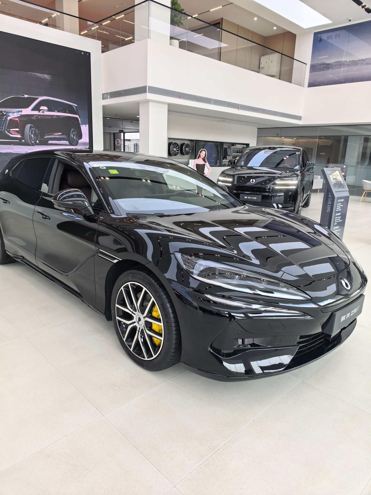 腾势Z9GT外观设计确实非常的好看，特别是瓦罐。
然后内饰让我想到超跑，这种火红