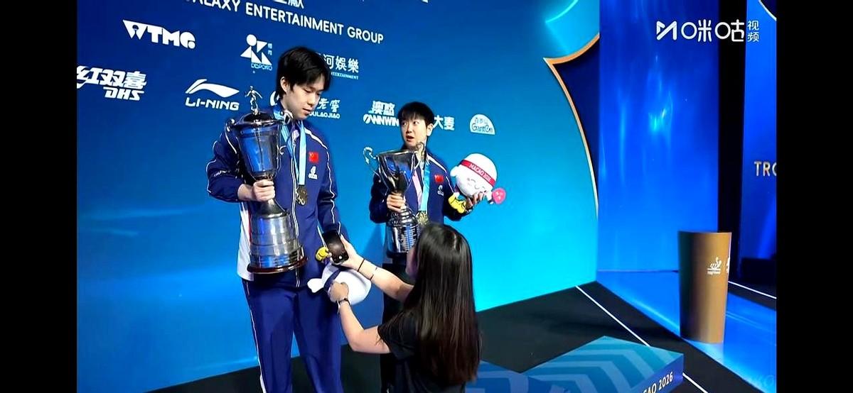 孙颖莎和王楚钦在领奖台上“吵”起来了，这一幕简直比夺冠还要精彩！

新加坡大满贯