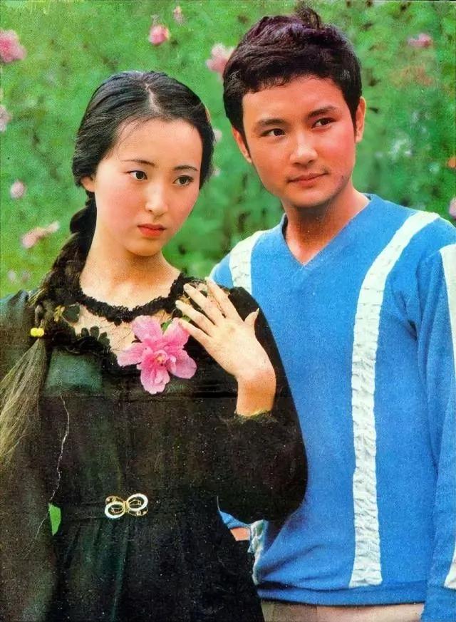 80年代，陈晓旭和欧阳奋强，一张非常罕见的留影，这张照片中，陈晓旭和欧阳奋强还只