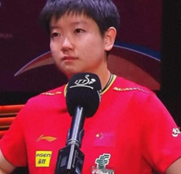 孙颍莎球场上挥汗如雨，拿冠军，赢奖金，钱也不是那么好挣的。
 
年纪轻轻，一身伤