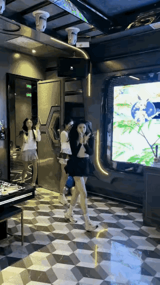 本来跳得挺欢快的，这是遇到谁了，拔腿就跑？