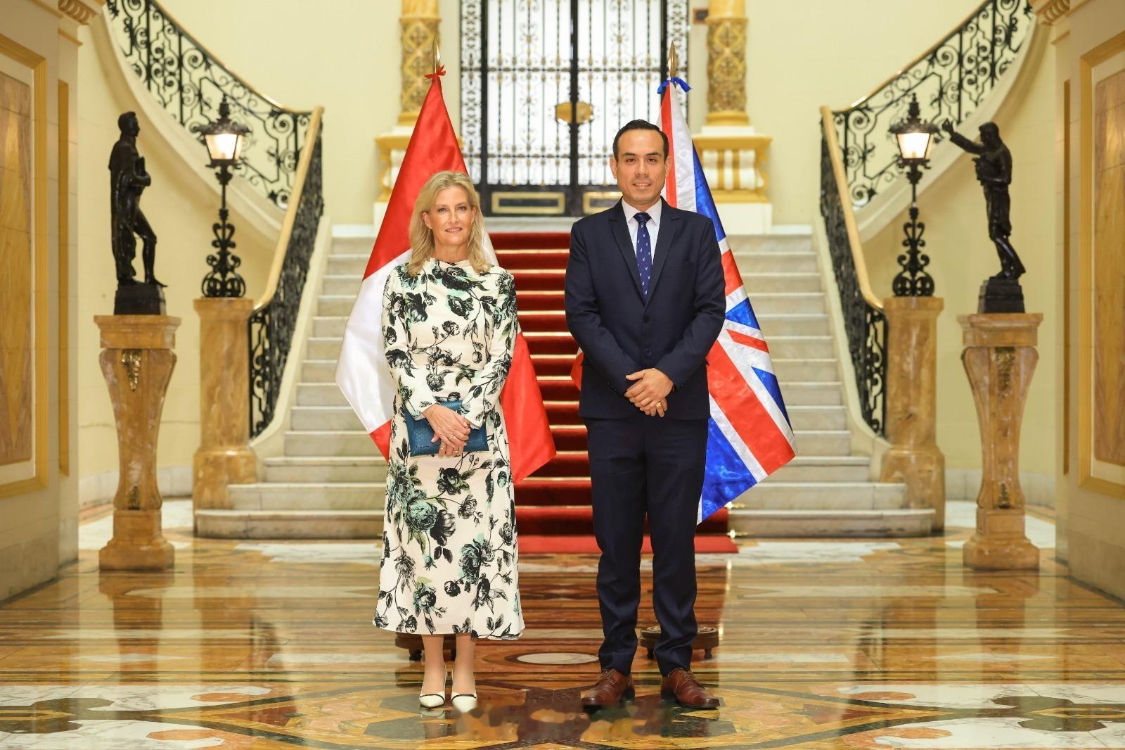 2025年11月14日，爱丁堡公爵夫人苏菲在秘鲁首都利马拜访秘鲁总统Jose J