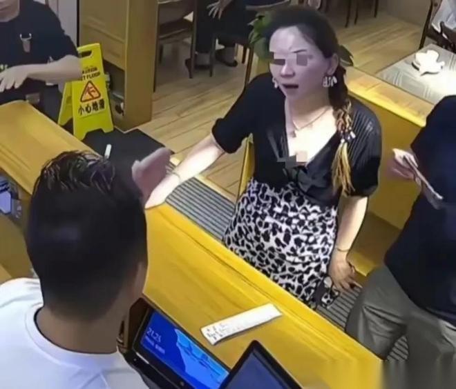 “人不要脸，天下无敌！” 云南丽江，女子一行12人到饭店就餐，结账时一共 896