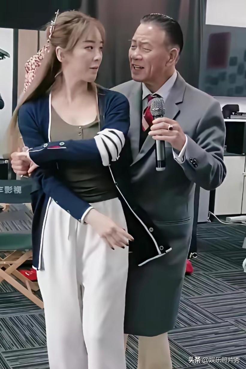 和美女跳舞的这位，虽然老了不少，但是那种“傲气”还是和30年前一样！

他一手拿