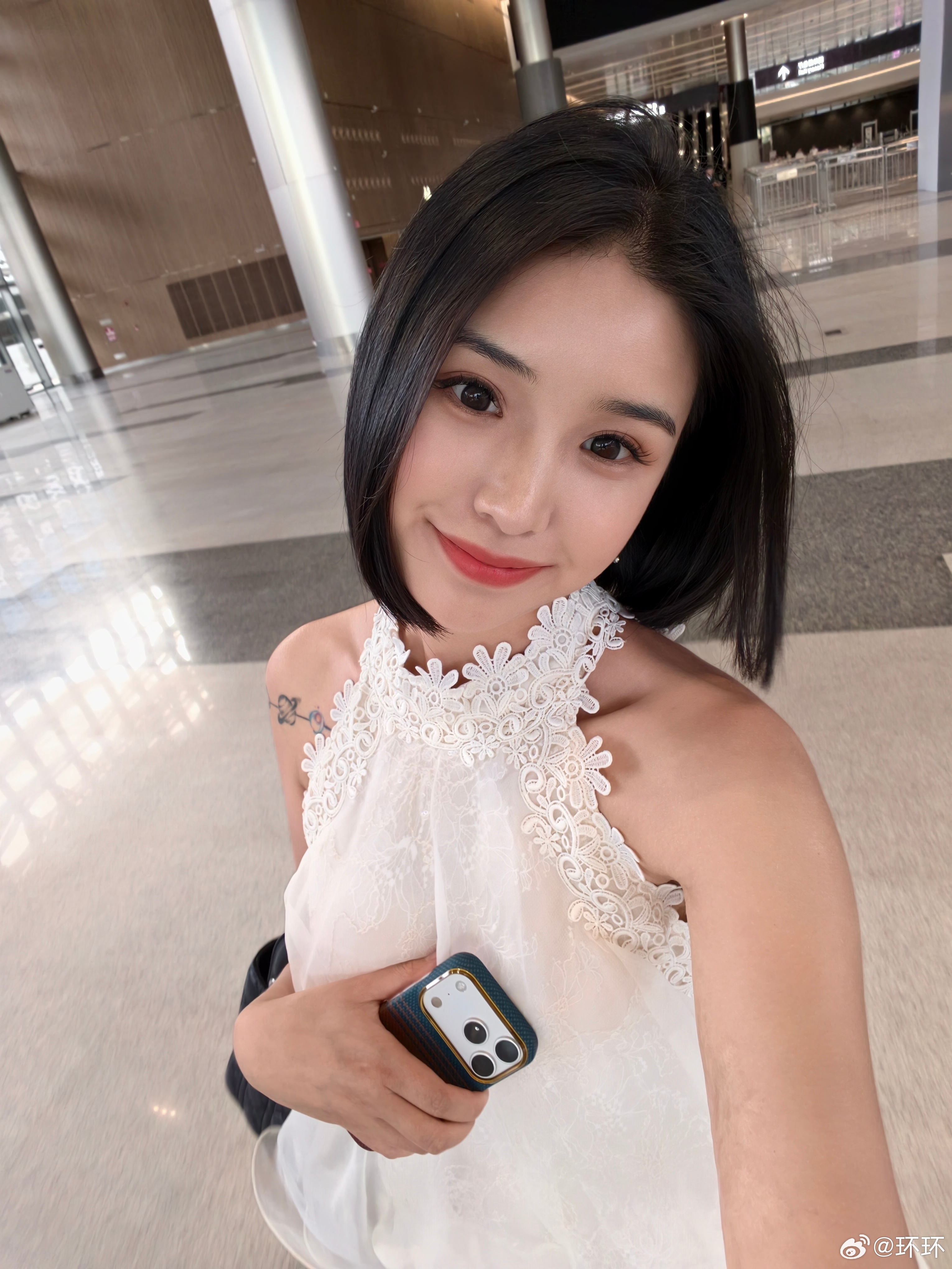 今天小美，必须发一下，不然妆白化了