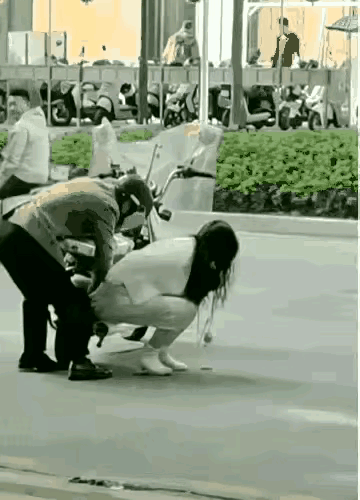 建议女生坐单车或骑单车不要穿长裙，否则会不必要的麻烦。