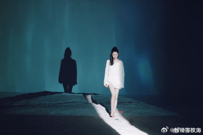 卢庚戌女儿LUNA腿比歌先火水木年华的旋律还在耳边回荡，LUNA的出现让大家看到