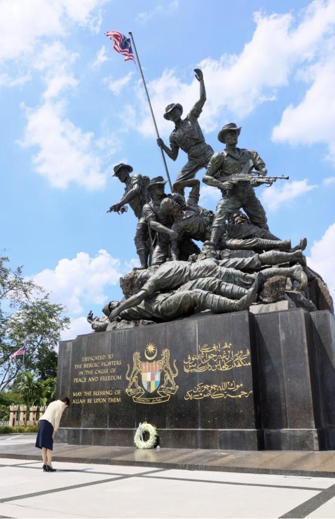 高市早苗启程参加东盟会议的第一件事，向马来西亚烈士纪念碑献花圈并鞠躬默哀，这个纪