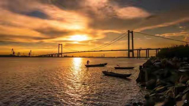 做人要如镜，时刻自我观照；做人要如箱，随时提放自如；做人要如本，不断记录功过；做