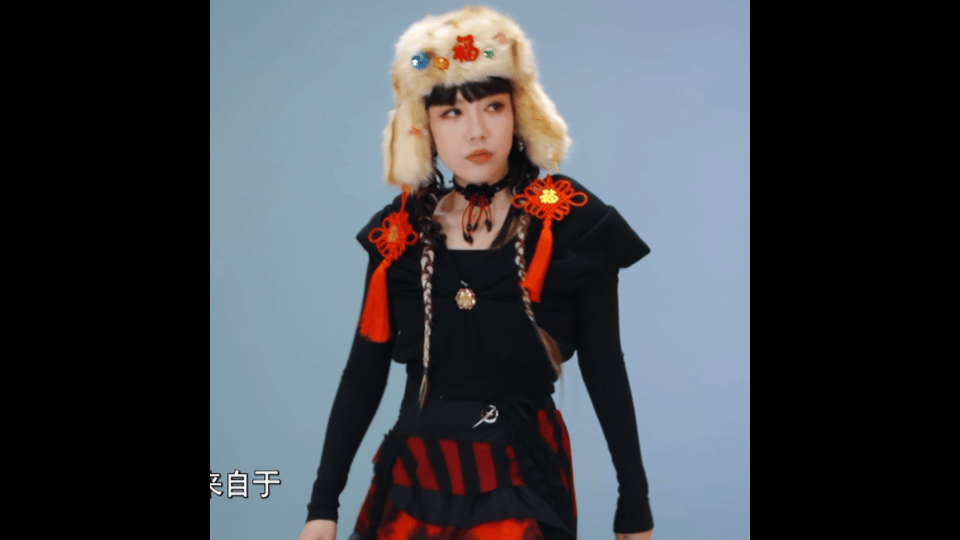 吴莫愁棉裤爆改深V上衣  吴莫愁总能给我们带来惊喜！在加康加年味节目中，她把黑棉