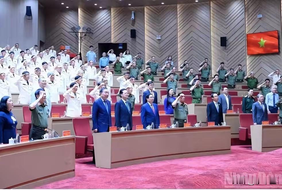 据了解，这是越南近日举办重大活动的现场画面，可以说现场布置的还是十分庄重隆重的。