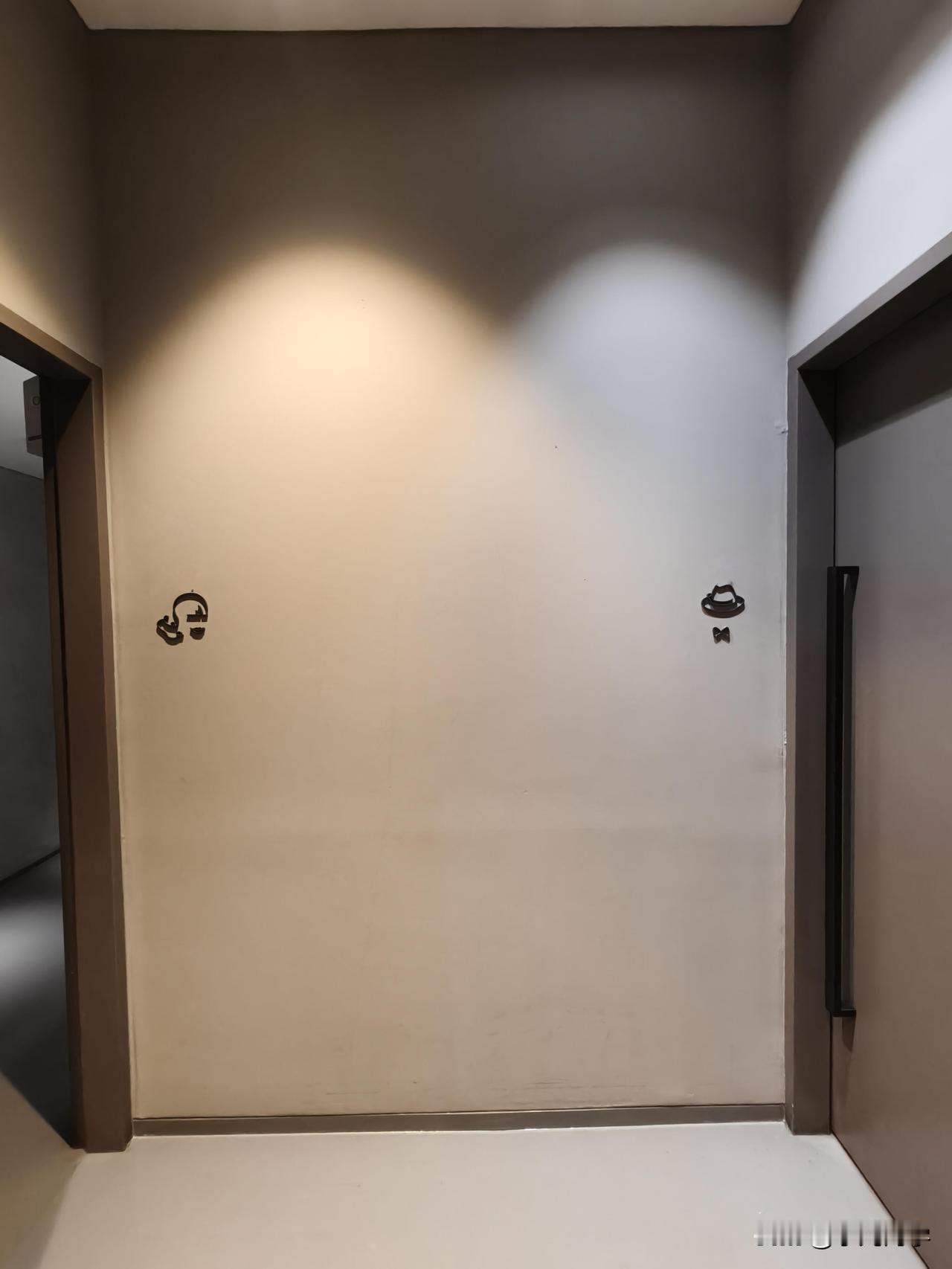 谁没经历过这种崩溃？急到想原地转圈，却在厕所门口不敢动！不是怕社死，是这图标抽象