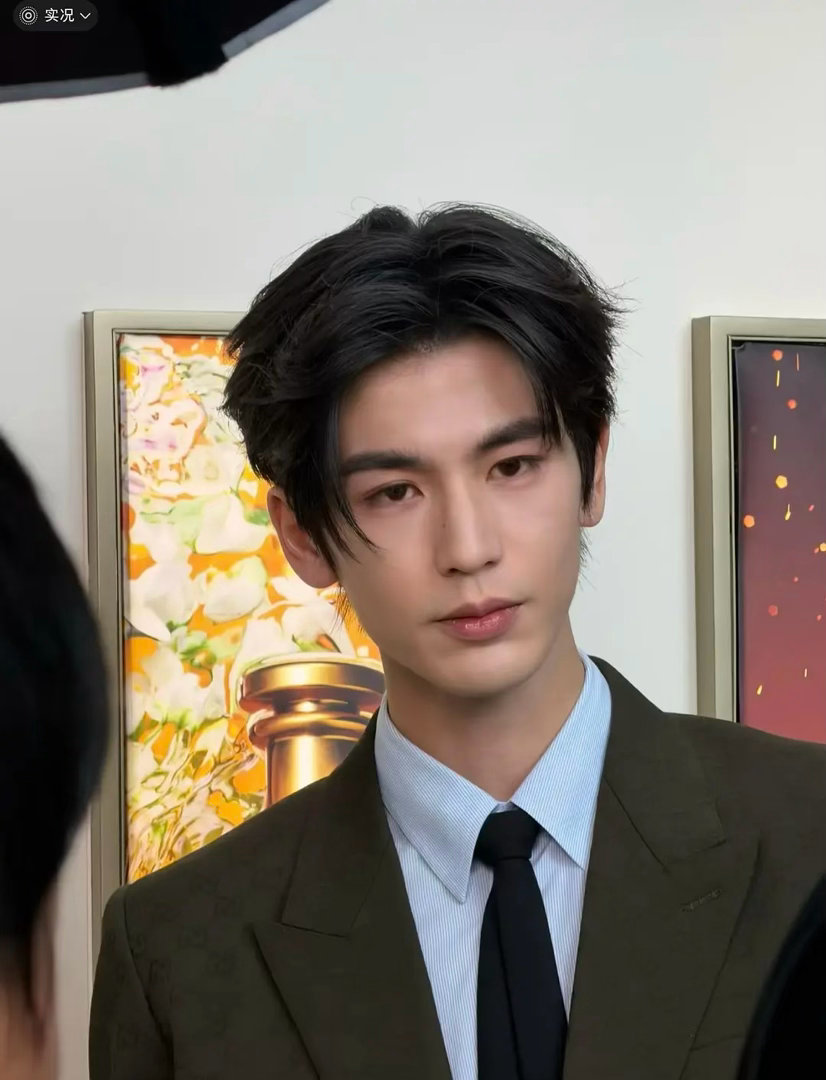 张凌赫的颜值也太让人心动了，随便拍拍任何角度都很帅啊 