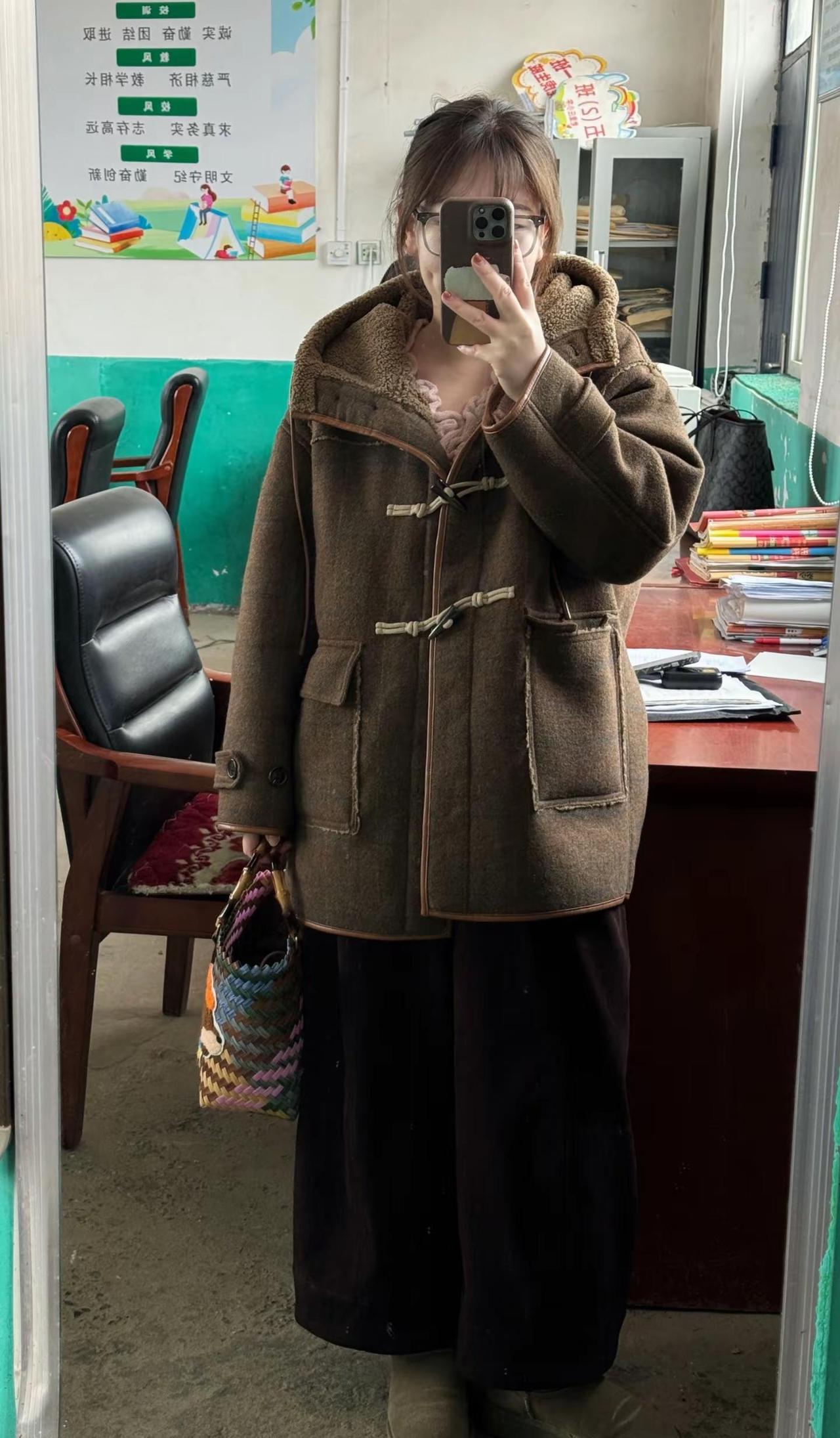 这熟悉的背景和镜子，一下子上班氛围就来了😭😭随意穿搭 教师日常 上班