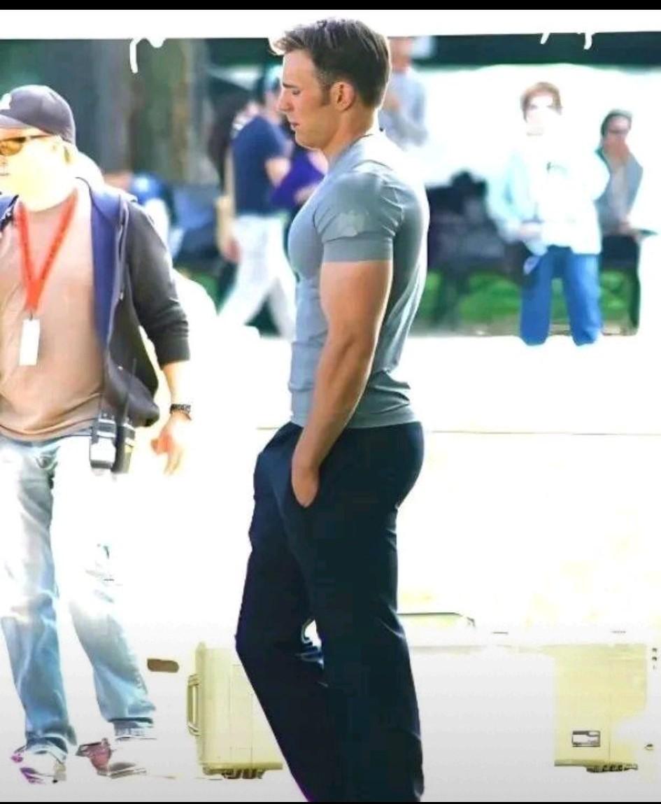 无法想象这身材走在大街上回头率该有多高？这种前凸后翘的身材，穿衣显瘦，脱衣有肉，