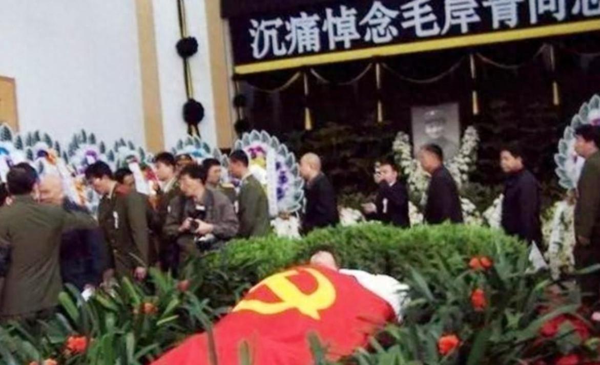 邵华与毛岸青相继离世，两人临终遗愿如出一辙，皆希望与杨开慧同葬于同一墓地！

1