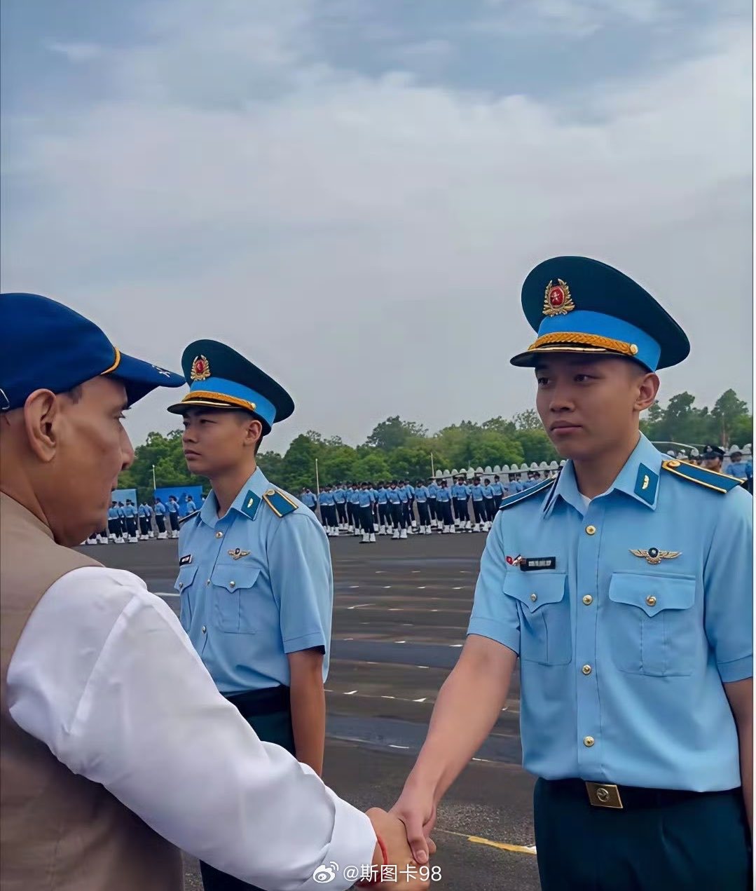 【强强联合】印度空军学院学习毕业典礼上，印度国防部长亲自为越南留学生颁发毕业证书