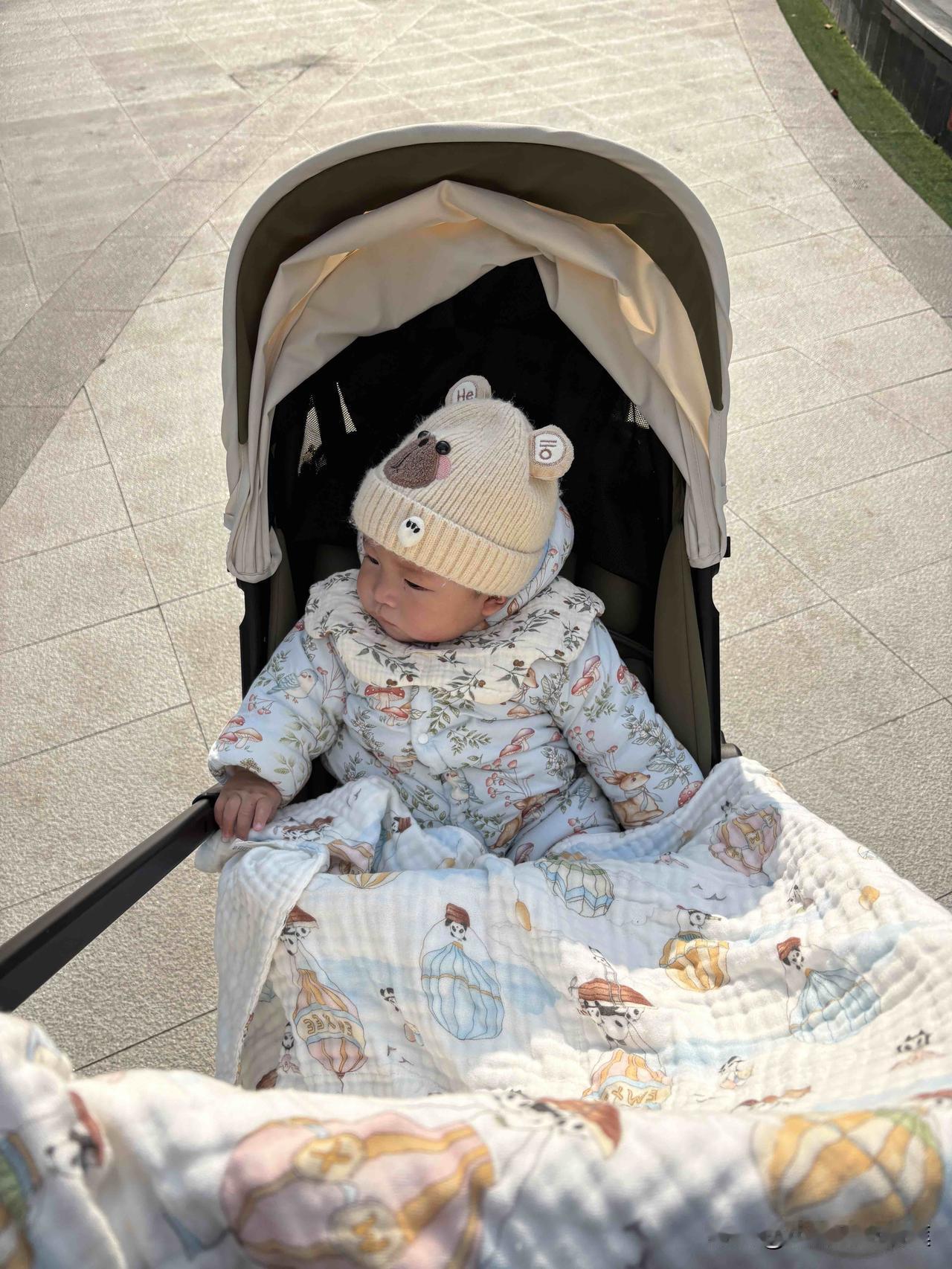 趁着大太阳，去社区医院给我儿子做每月一次的儿保

昨天就五个月了，但昨天是周末我