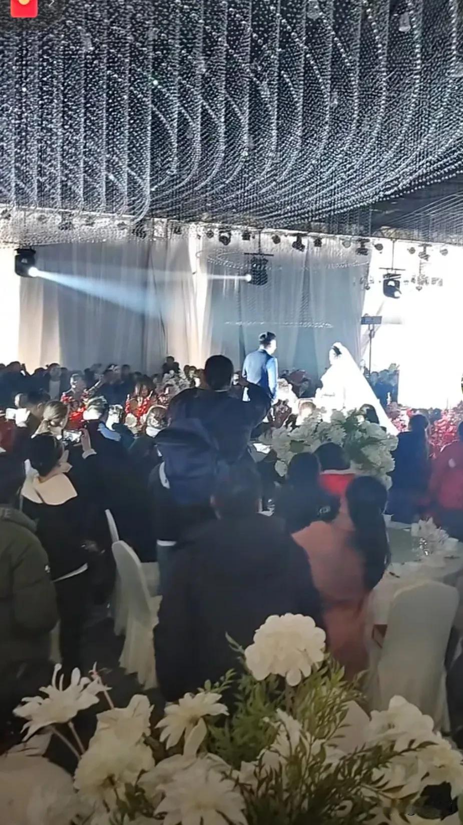 江苏邳州，本地一知名板材老总儿子结婚，其父亲在家乡，举办本地区有史以来最大规模婚