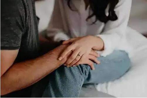 “法院好样的！”重庆，一男子离婚后，与一女子同居10年，却从未领证，男子体弱多病