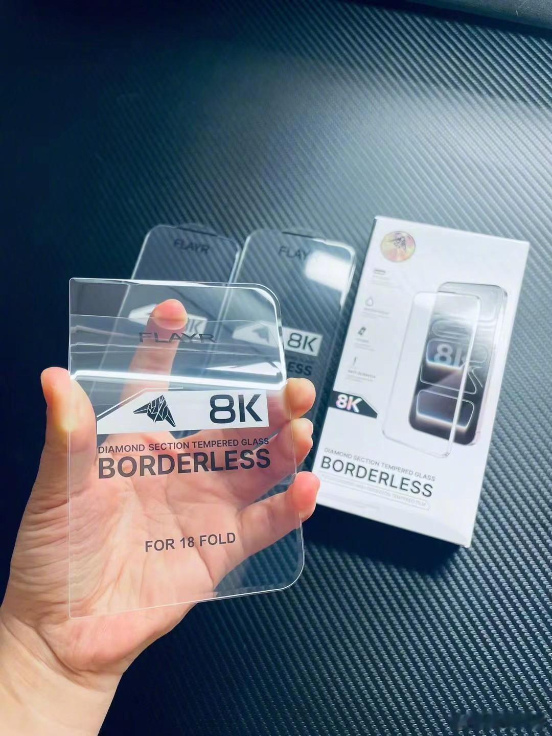 配件厂流出iPhone Ultra折叠屏的外屏钢化膜。可以看到靠近转轴的这一边是