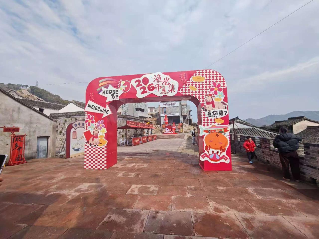 黄暖的晨光铺开绸缎
你推开窗 腊味正挂满南墙
欢愉在瓷碗里轻轻碰撞
声息汇成暖流