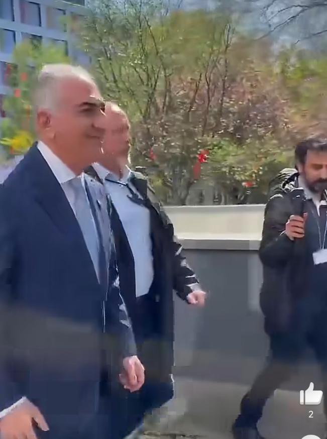 4月23日，美伊之间默契的停火让伊朗流亡王储礼萨·巴列维再也坐不住了
他坐不住，