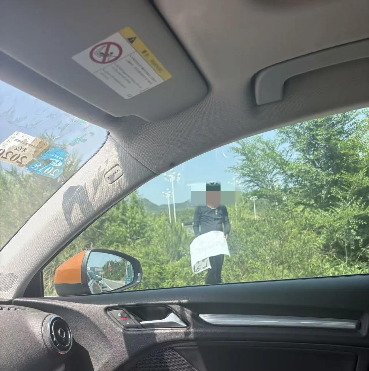 上班路上，看到一个骑行🚴的大哥，站在路边，举着条幅说自己没钱吃饭了，在寻求帮助