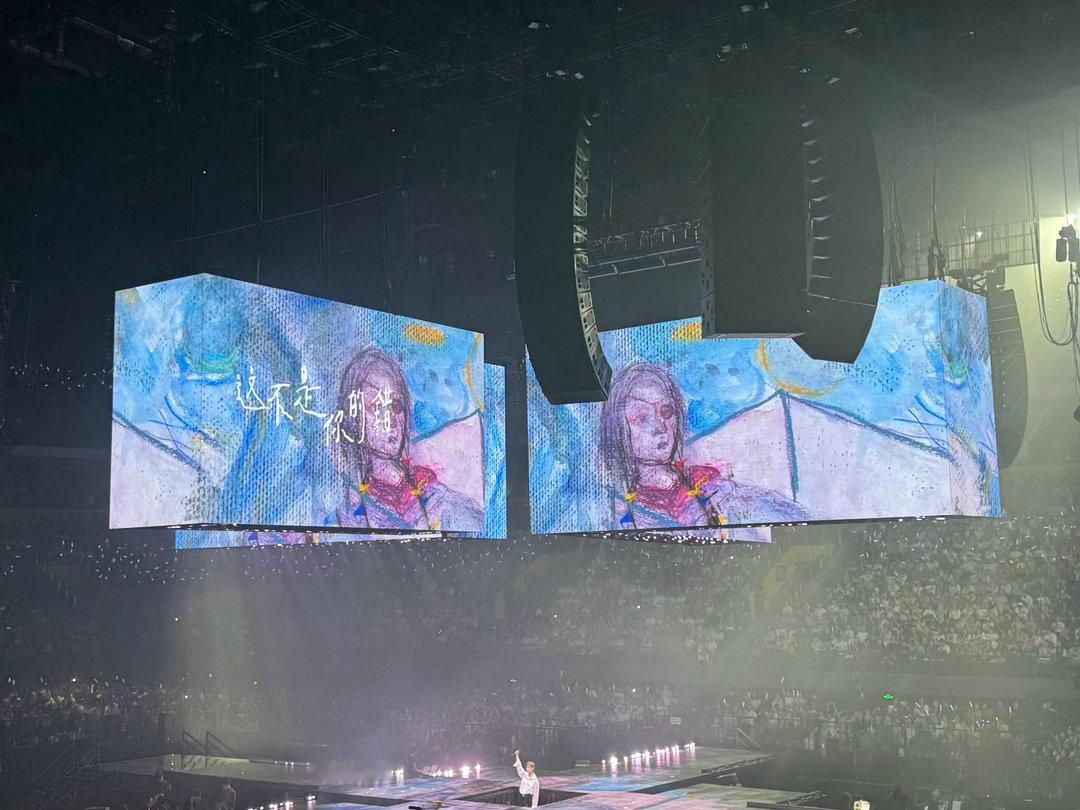 李宇春演唱会背景是张子枫的画 李宇春把张子枫的画搬上演唱会舞台，这个操作确实走心
