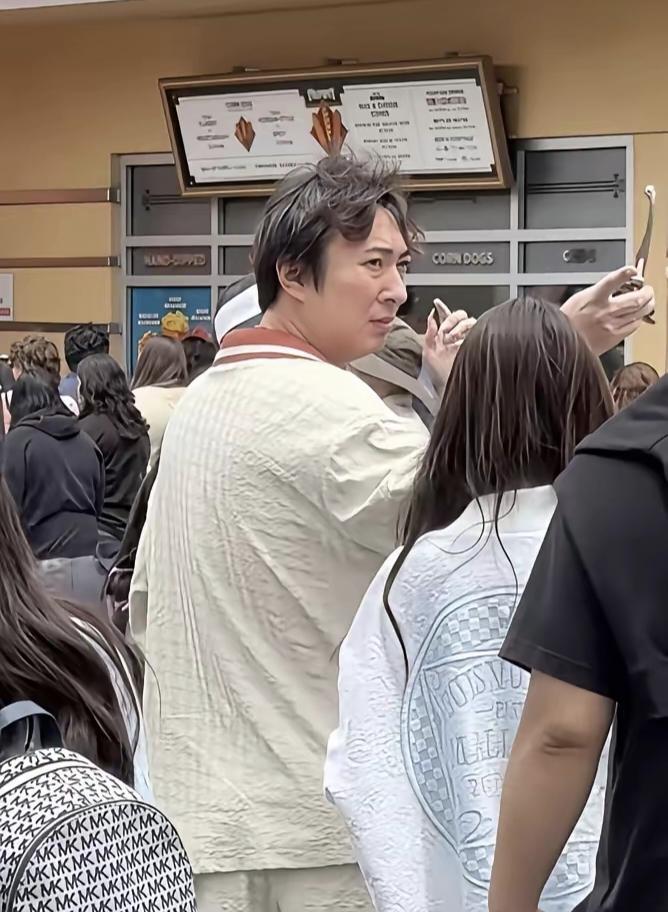 王思聪为啥穿睡衣上街，是真的活通透，还是破罐子破摔？
只能说王思聪现在是啥都不在