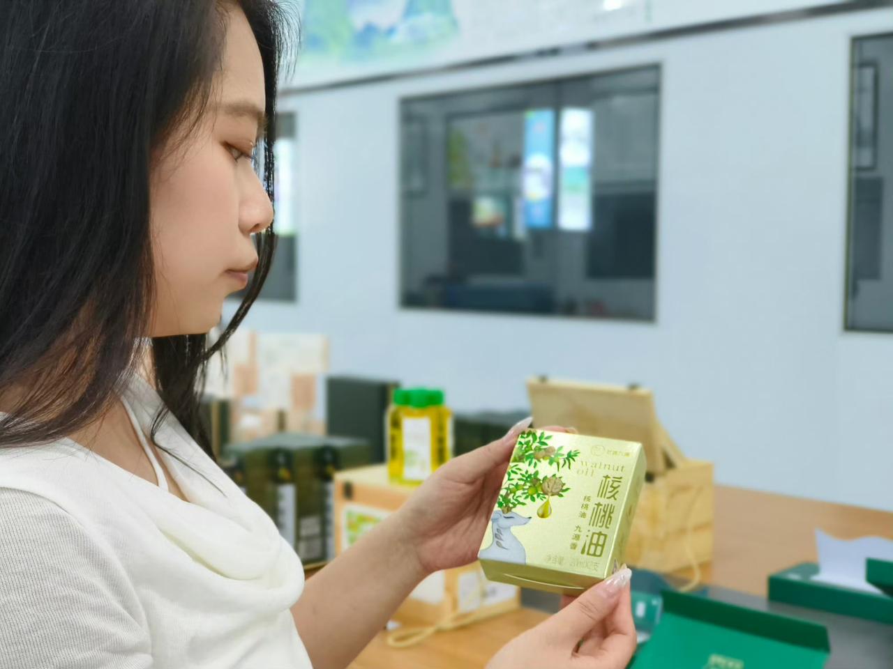 甘味九源核桃油：源头有光

婷婷在果园深处缓步穿行，没有刻意摆拍，只有对自然的敬