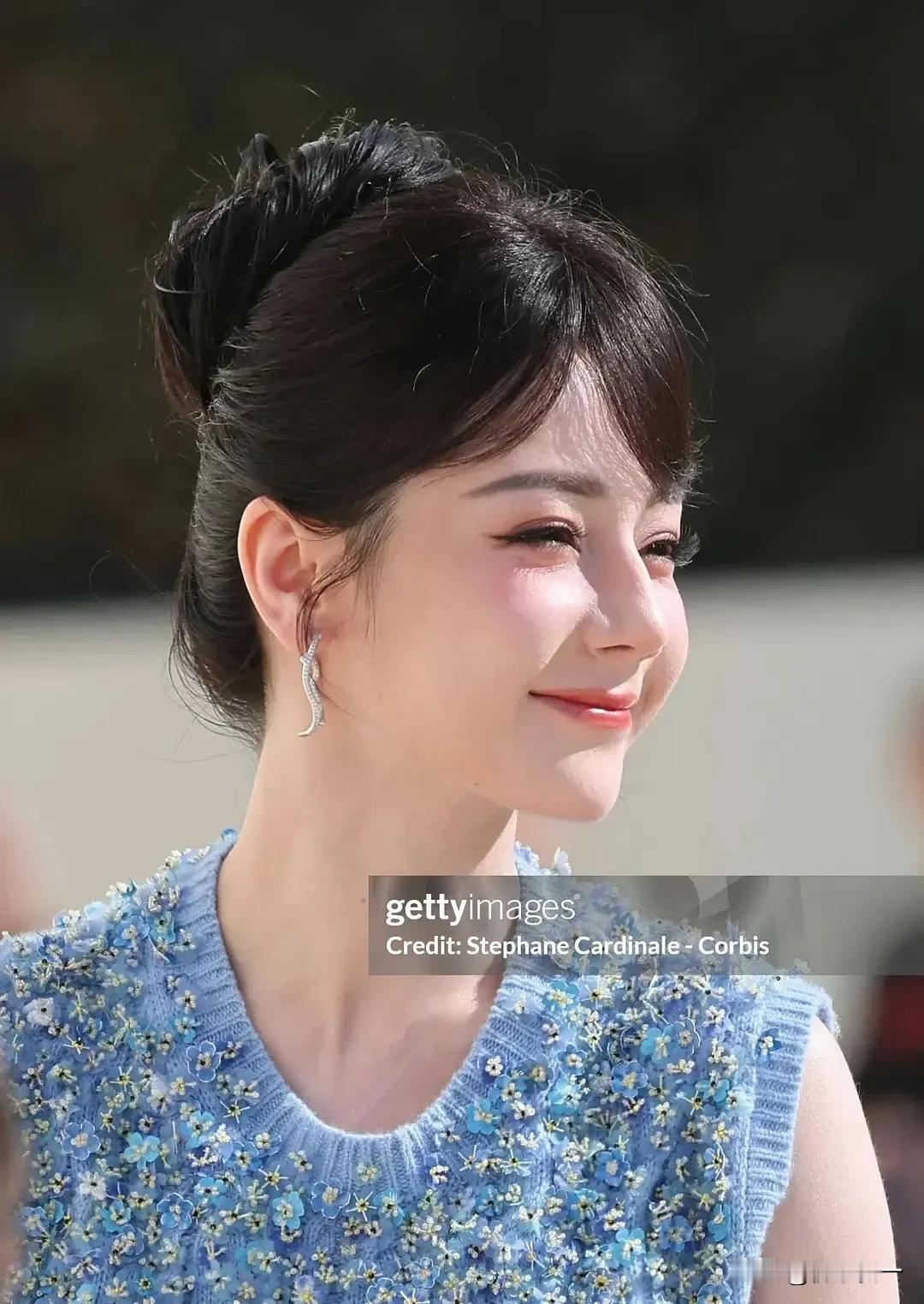 看女星时装周生图:将周也和娜扎、热巴两大90公认的大美人相比还是有很大的差距啊！