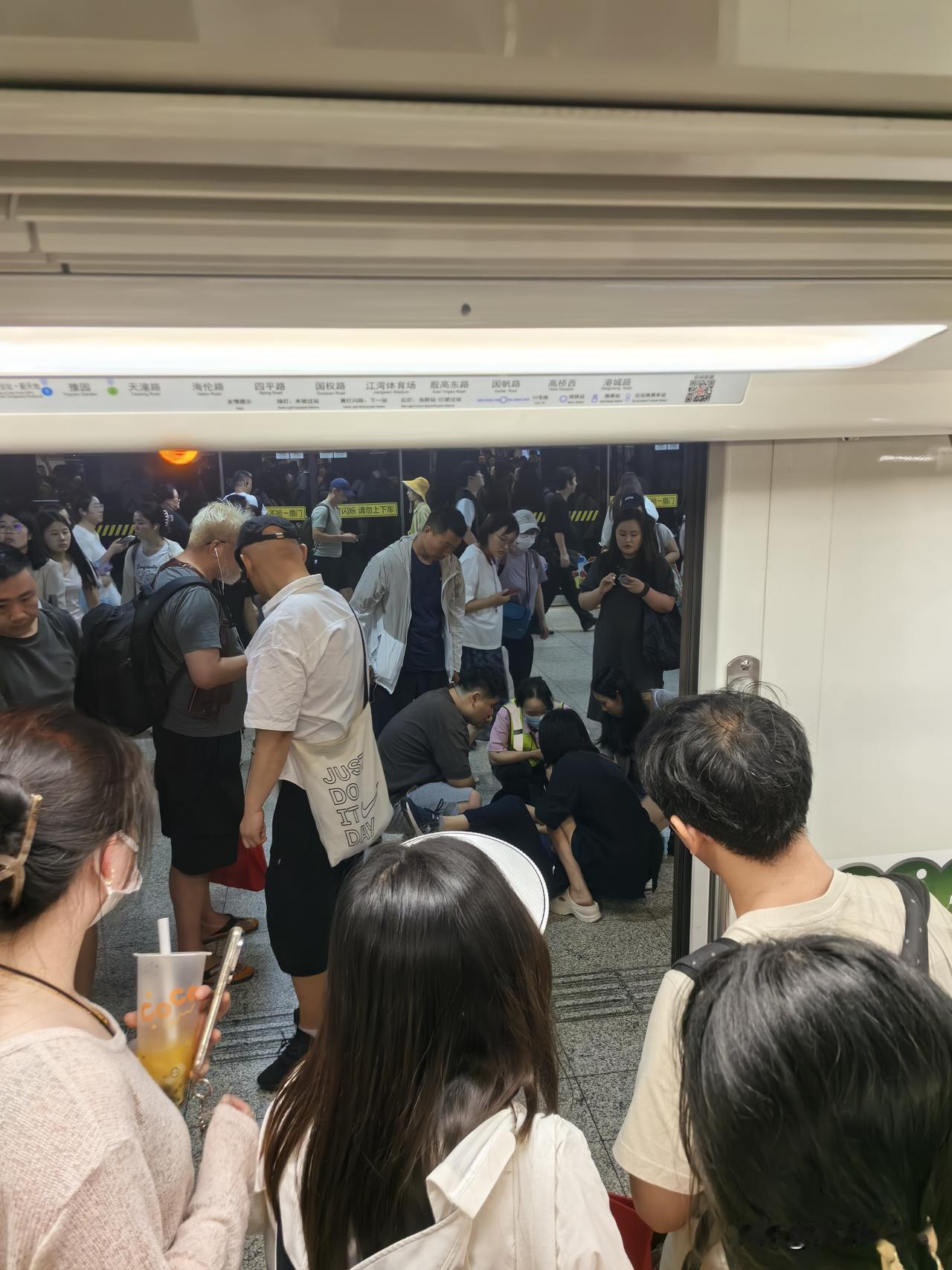 谁说现在的社会冷漠了？热心市民一点不少啊！

刚刚在地铁上，一个中年男人突然倒地
