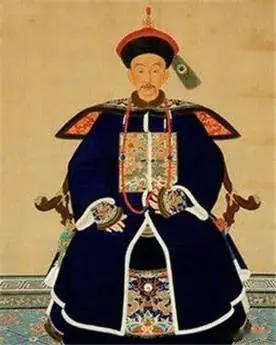 1748年，乾隆亲自审问川陕总督张广泗，张广泗坚称自己无罪。乾隆大怒，下令将其斩