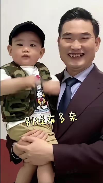 大衣哥做梦都没想到，他竟然这么快就能抱上长得比他帅的孙子！就算他儿子是星二代，但
