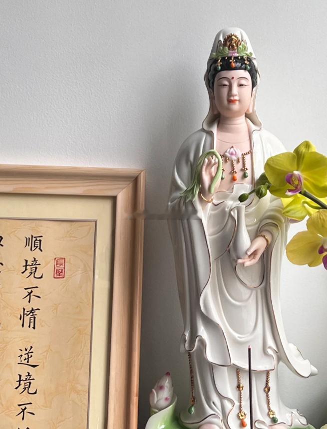 观音像被视为圣物，处理坏了的观音像需要非常谨慎，不可随意丢弃。建议可以将坏了的观