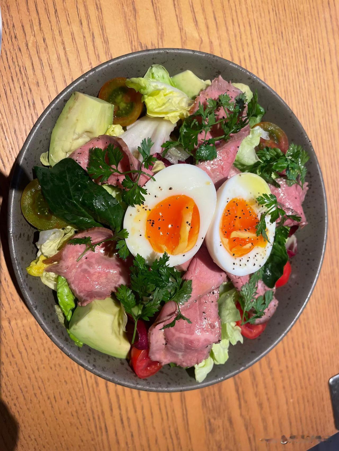 不长肉都不行。
饭菜做的太精致了。
火腿肠 
鸭蛋，
青菜，
通通安排上，
看着
