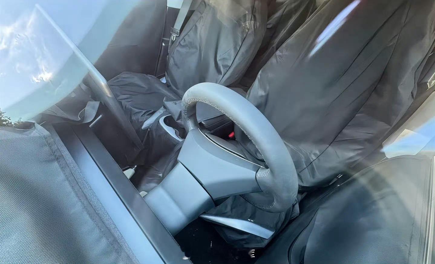 特斯拉传说中的廉价版 Model Y 曝光。内饰部分取消了玻璃天幕以及后排屏幕，