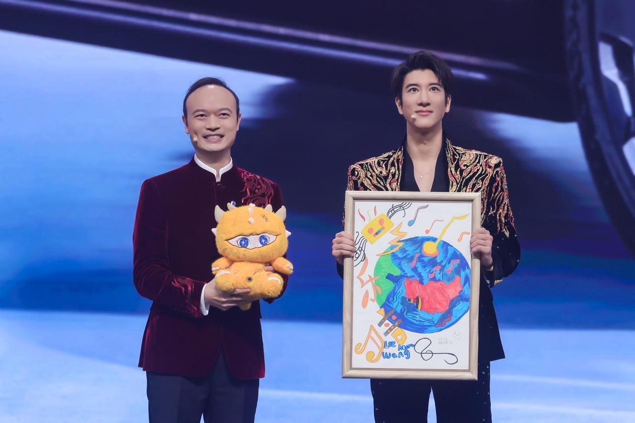 王力宏成腾势N9闪充版全球首位车主，还为车主献唱🎤
闪充快、操控稳、座舱智能又