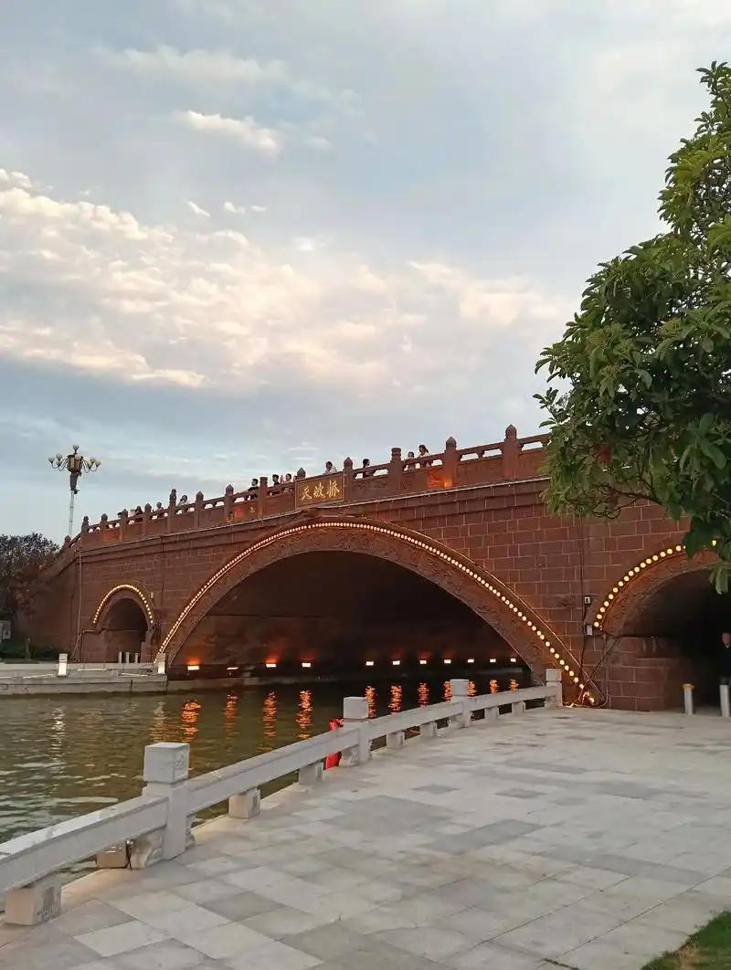 北宋时期的开封州桥，横跨穿城而过的汴河，是当时都城东京御道上的核心桥梁。这座桥不