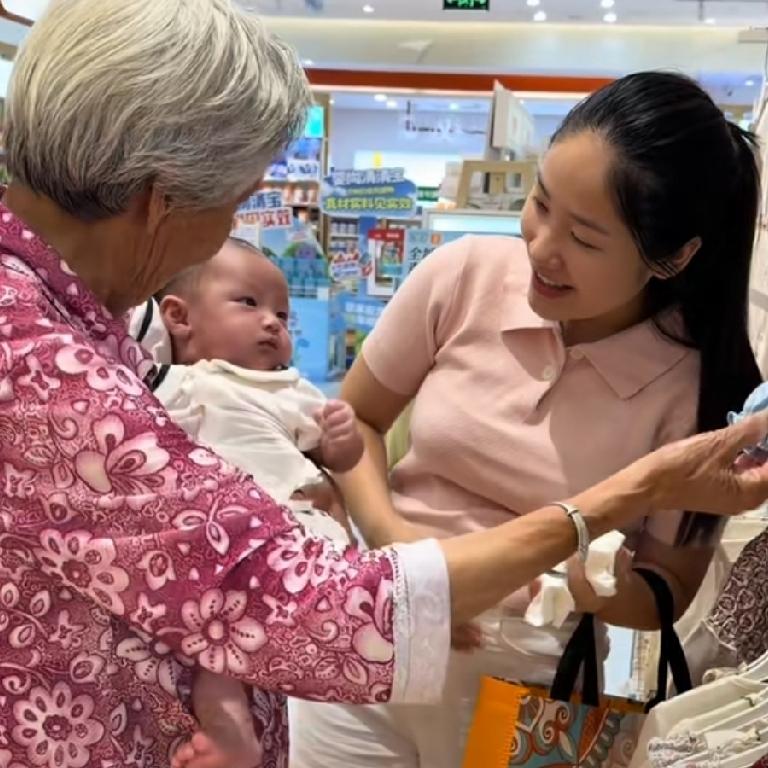小松和秋秋从越南省城安沛回到四川巴中去接女儿可昕一起回越南，临走的时候，太奶奶带