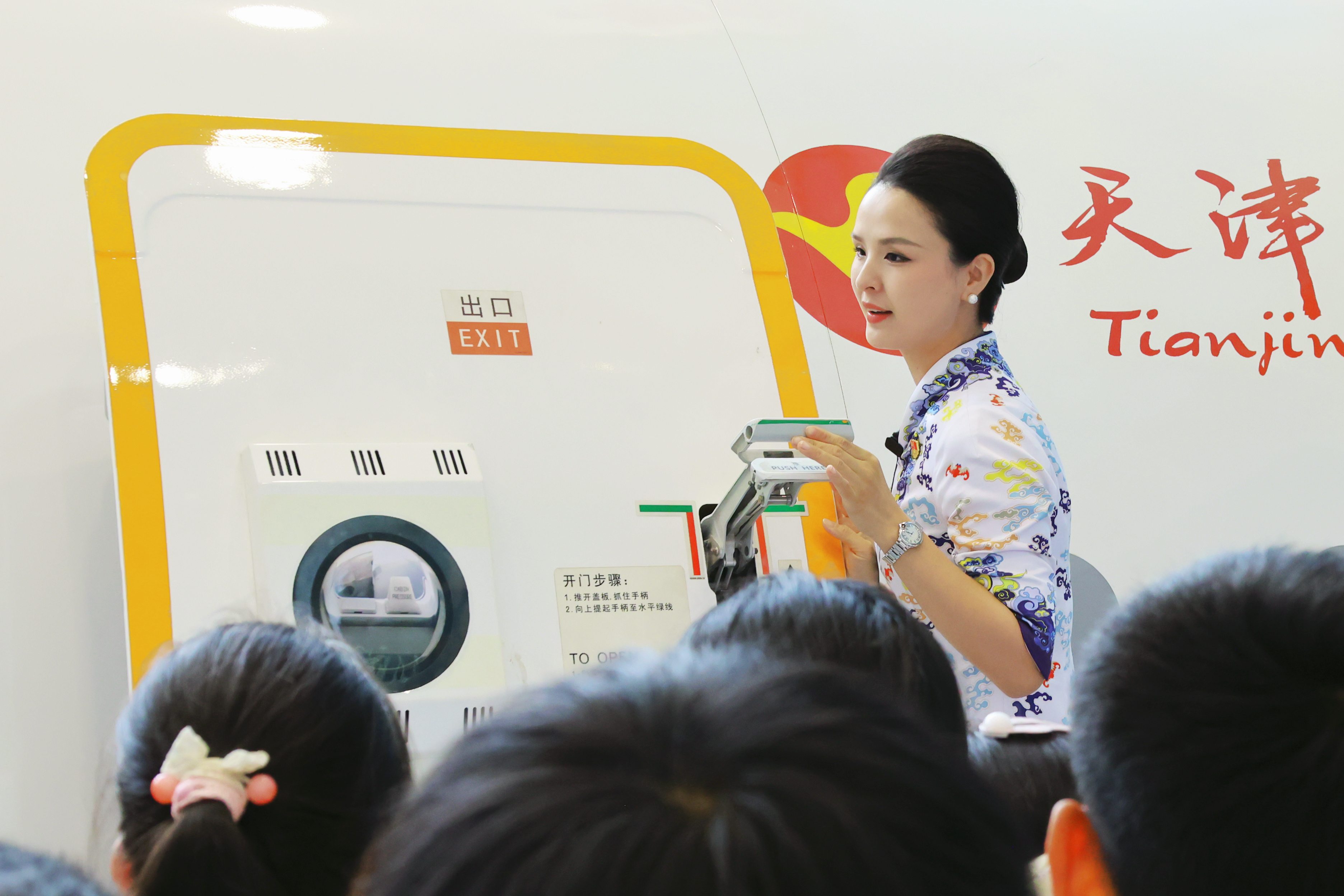 天津航空把民航课堂搬进实训基地 正值天津航空成立 17 周年，一场特色航空研学活