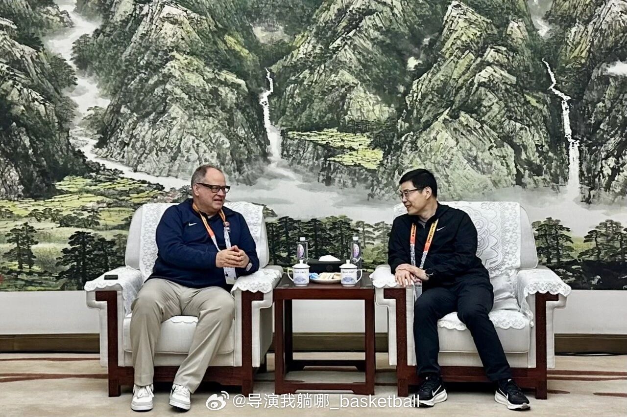 中国篮球协会主席郭振明会见了国际篮联裁判主管卡尔，双方就中国篮球裁判人才培养、国