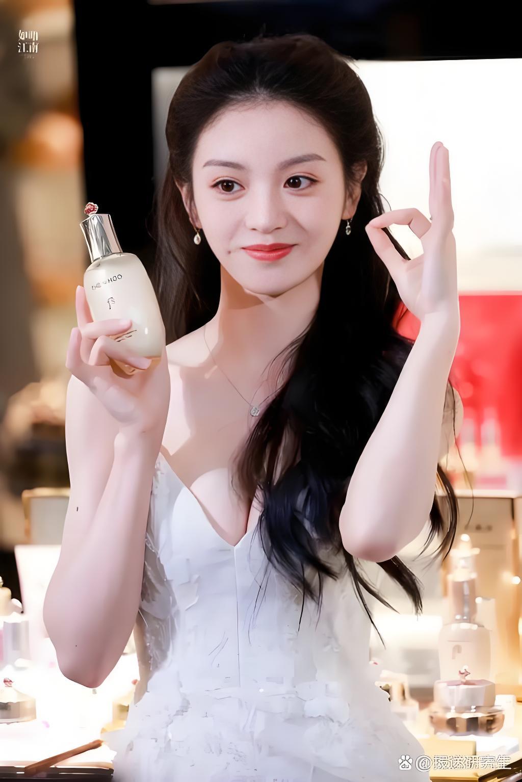 田曦薇一袭白裙亮相，瞬间甜度爆表！无论是纯白吊带长裙的清新灵动，还是露肩白裙搭配