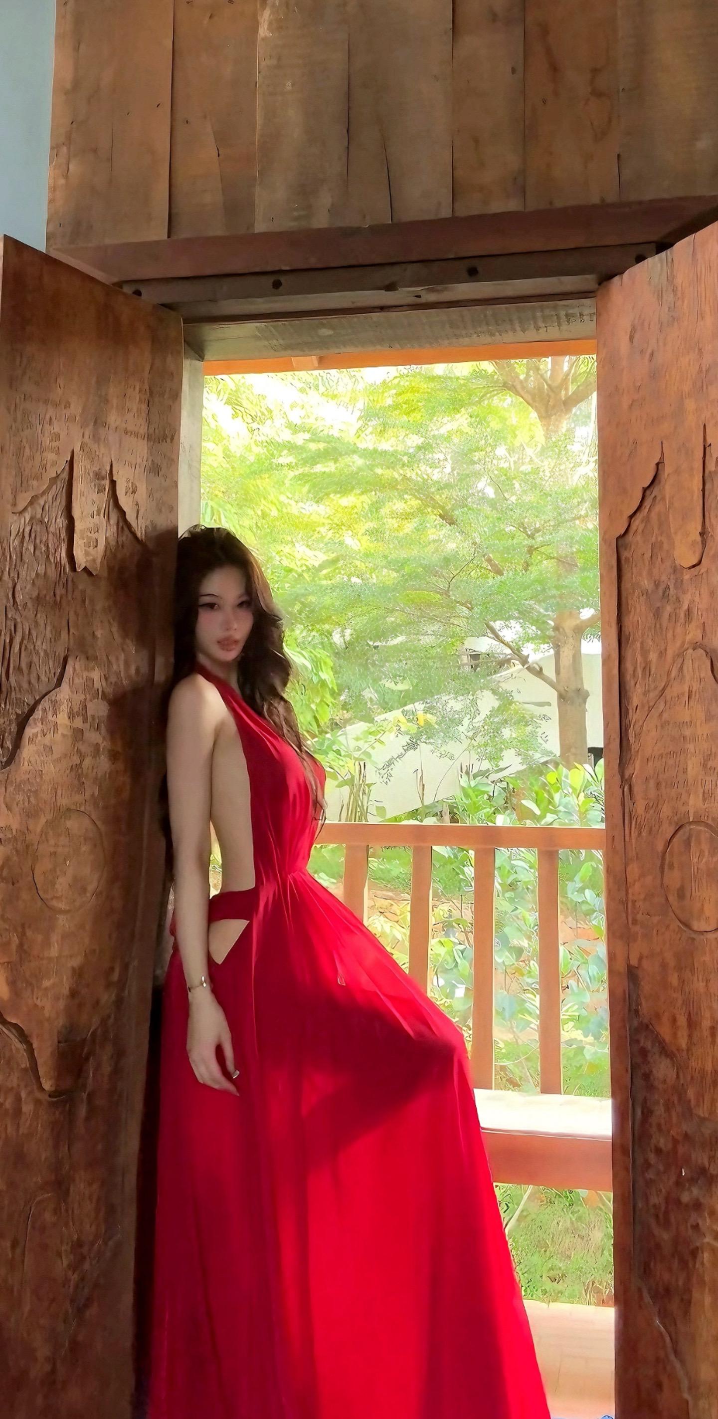 她像是含苞待放的花骨朵