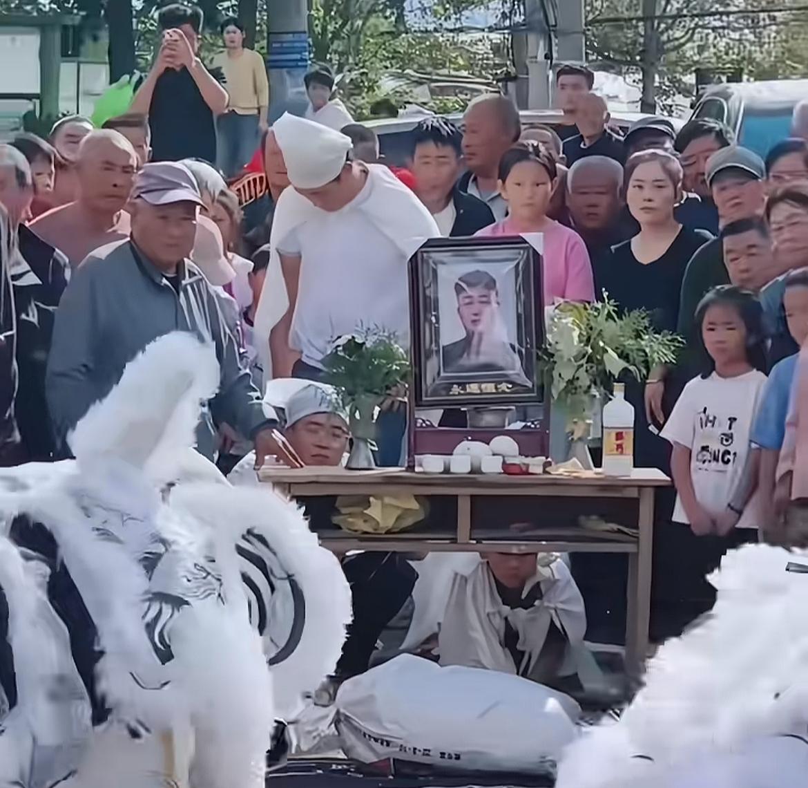 山东38岁临沂网红“沂蒙三老板”孙翊洺出殡！
遗孀拿着其衣服不断向前爬着哭泣，数