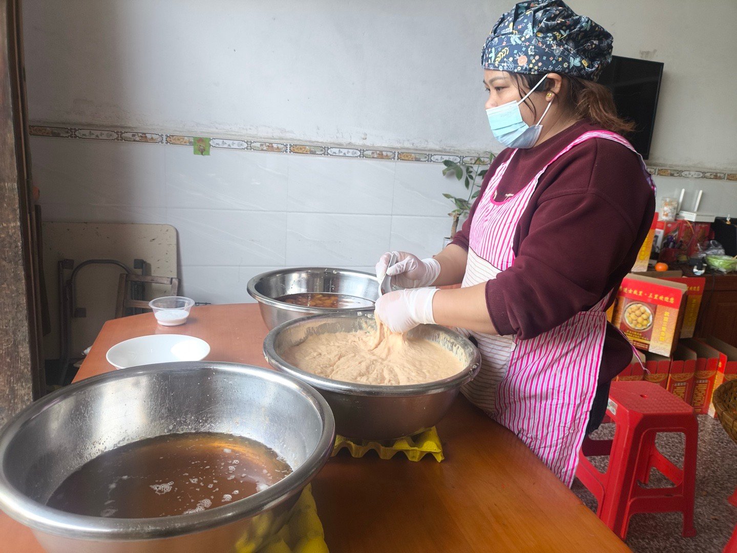 云说壮美春风送喜乐安宁 三里鱼圆团圆味，非遗传承年味增。制作鱼圆的关键在于食材的