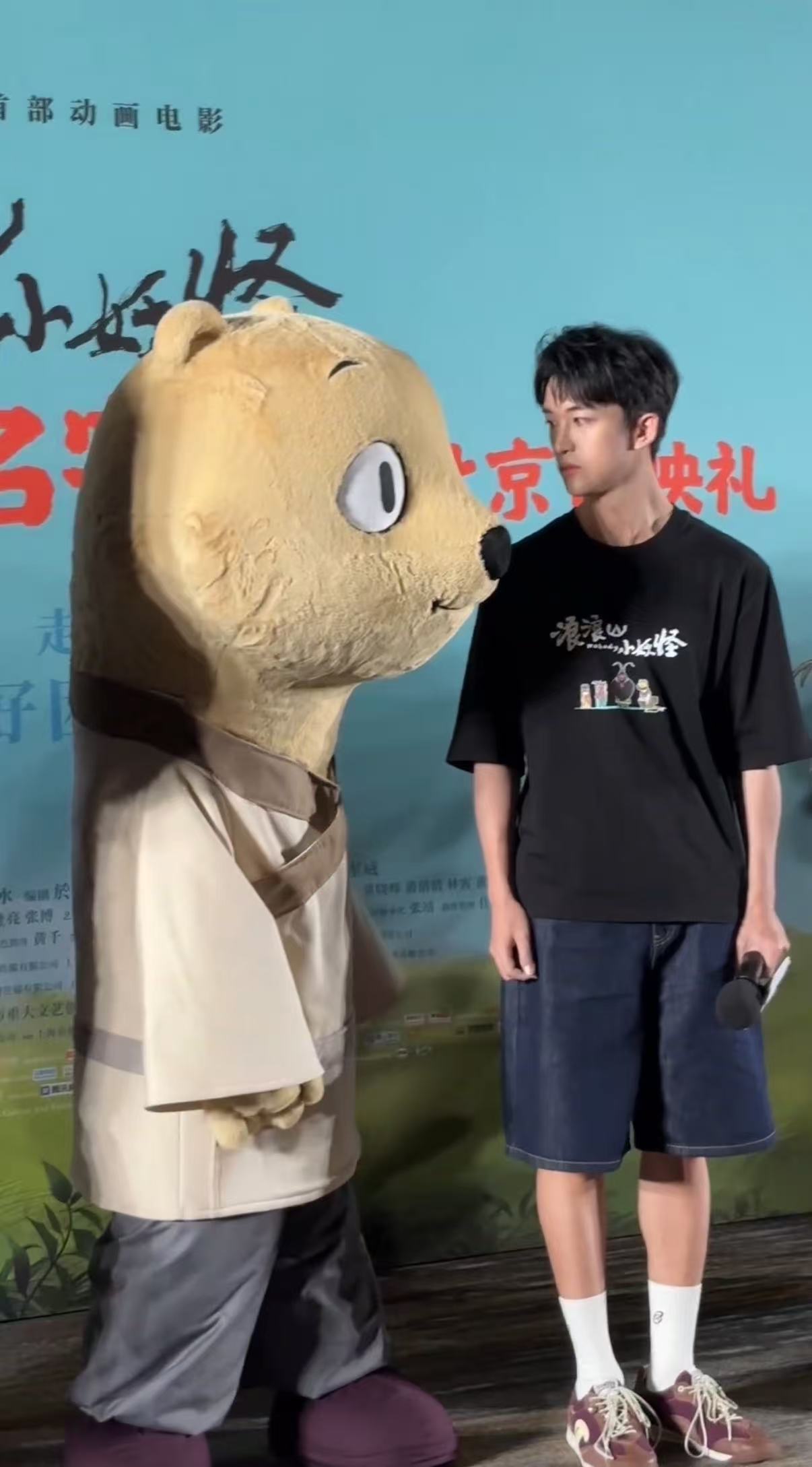 谁懂黄子弘凡黄鼠狼对视有多搞笑两个小可爱大眼瞪小眼，连耳朵竖起的弧度都一样，太魔