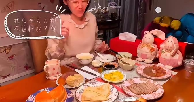 也能理解，估计她一天就吃这一餐