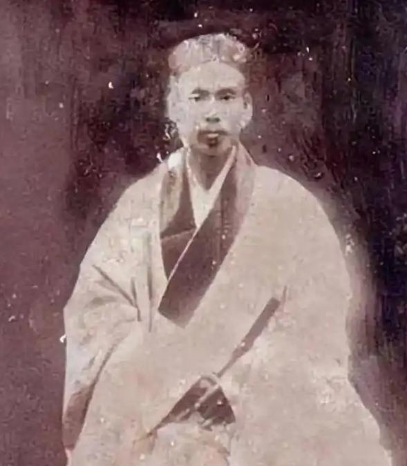 1932年，武当老道遭30多匪徒打劫，喝问：你们脑袋比石头还硬吗？ 这位老道不是